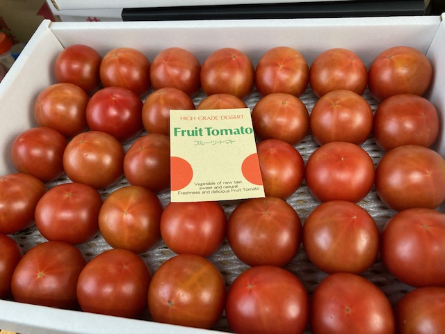 通常の大玉トマトより少し小さめで糖度も高い
